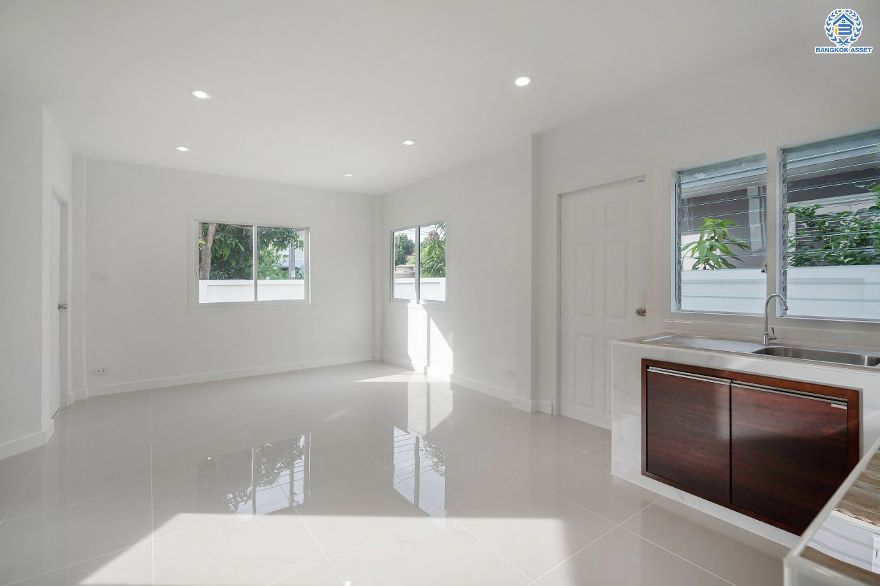 บ้านมือสองตกแต่งใหม่ โครงการ เศรณีลากูน วัดลาดปลาดุก หลังมุม ตอบโจทย์ทุกการใช้ชีวิต เนื้อที่ 59.9 ตร.ว. ฟังก์ชัน 3 ห้องนอน 3 ห้องน้ำ ทำเลเดินทางง่าย สะดวกสบายใกล้รถไฟฟ้าสายสีม่วง "สถานีคลองบางไผ่" ทางด่วน "กาญจนาภิเษก" และห้างสรรพสินค้าเซ็นทรัลเวสต์เกต